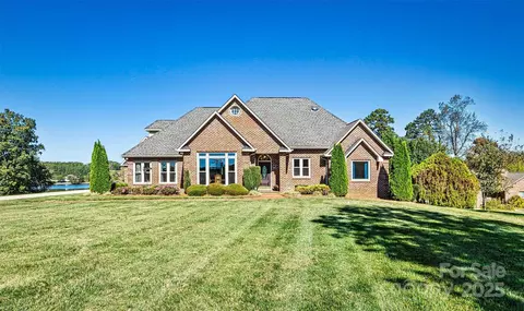 61 Island Pointe Ct, Taylorsville, NC 28681