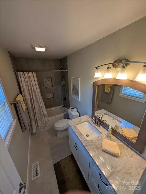 Bath - 3 Shepherd Rdg, Marshall, NC 28753 photo 1 of 4