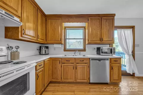 Kitchen - 271 Pine Valley Ln, Hiddenite, NC 28636 photo 2 of 4