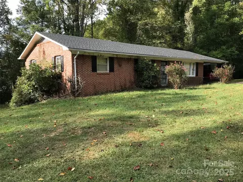 241 Pinewood Dr, Waynesville, NC 28786