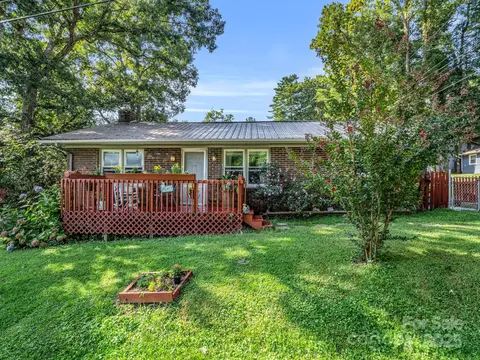 285 Cosmos Dr, Hendersonville, NC 28791