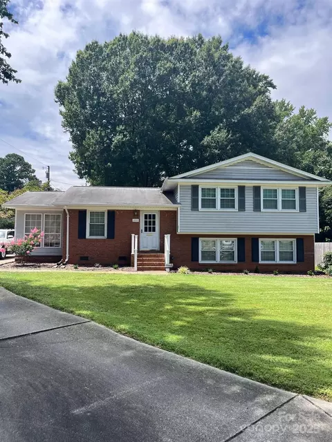 4222 Woodleaf Rd, Charlotte, NC 28205