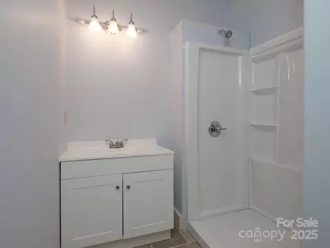 Bath - 212 Jayhawk Ln, Brevard, NC 28712 photo 3 of 3