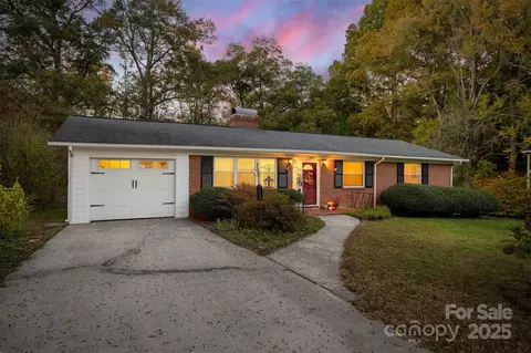 1074 5th Avenue Nw Ct NW, Hickory, NC 28601