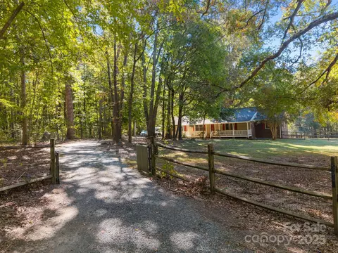 5945 Lindenwood Dr, Matthews, NC 28104