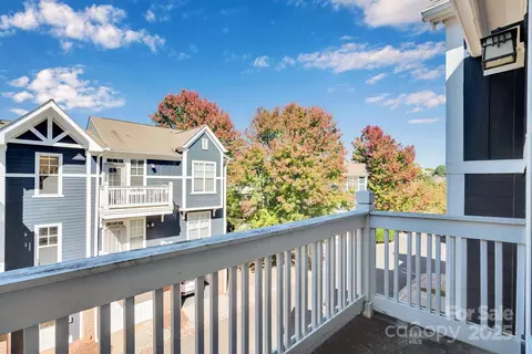 Exterior - 1525 Walnut View Dr, Charlotte, NC 28208 photo 2 of 6