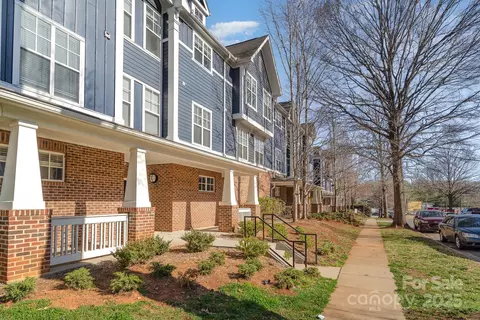 Exterior - 1525 Walnut View Dr, Charlotte, NC 28208 photo 1 of 6