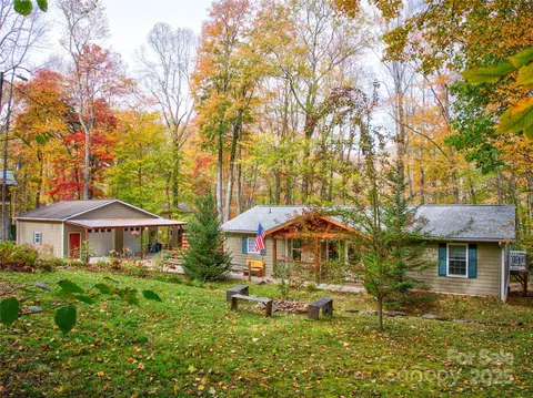 27 Maple Dr, Maggie Valley, NC 28751