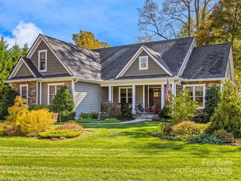 114 Linda Ann Dr, Flat Rock, NC 28731