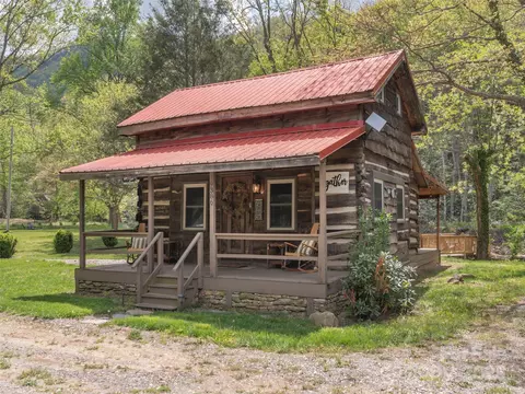 9386 Cruso Rd, Canton, NC 28716
