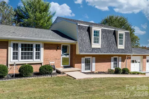 102 Castlegate Dr, Morganton, NC 28655
