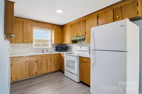 Kitchen - County Home Road, Conover, NC 28613 photo 1 of 2