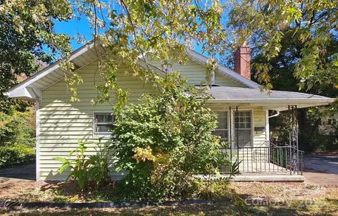 17 Fisher Ferry St, Thomasville, NC 27360