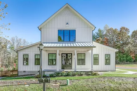 386 Lindsey Farm Dr, Flat Rock, NC 28731