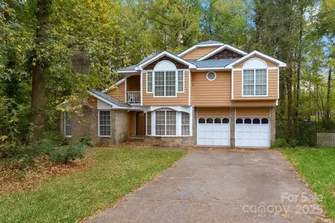 9005 Louvaine Dr, Charlotte, NC 28227