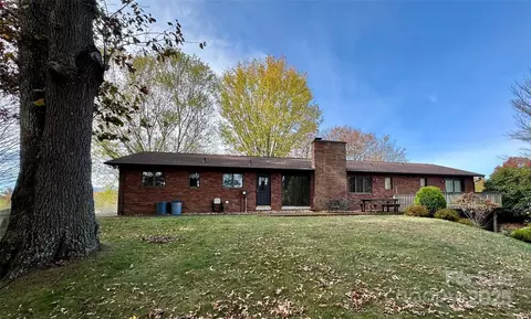 165 Strawberry Ln, Clyde, NC 28721