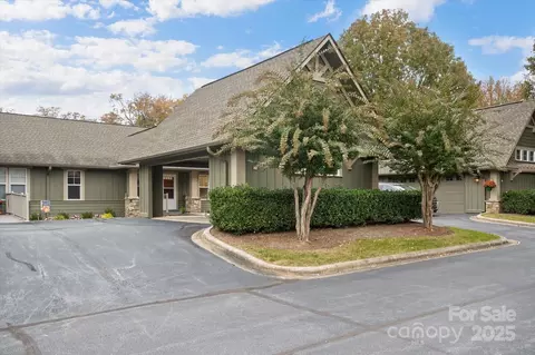 102 Fox Den Ct, Hendersonville, NC 28792