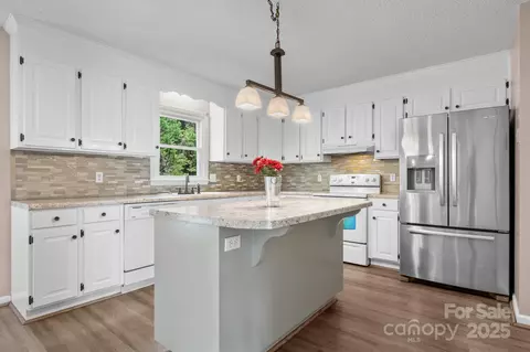 Kitchen - 712 Painted Feather Nw Ln NW, Conover, NC 28613 photo 1 of 2