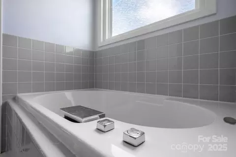 Bath - 712 Painted Feather Nw Ln NW, Conover, NC 28613 photo 1 of 2
