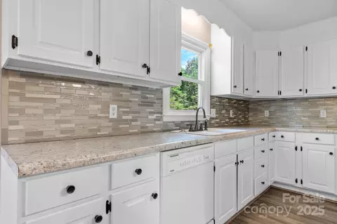 Kitchen - 712 Painted Feather Nw Ln NW, Conover, NC 28613 photo 2 of 2