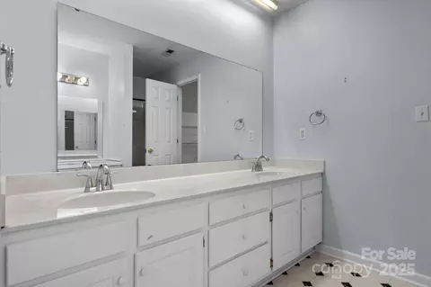 Bath - 712 Painted Feather Nw Ln NW, Conover, NC 28613 photo 2 of 2