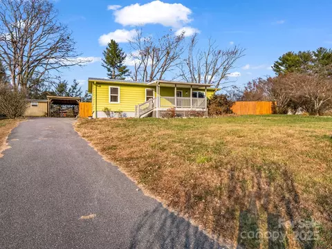 2 Red Apple Dr, Hendersonville, NC 28792