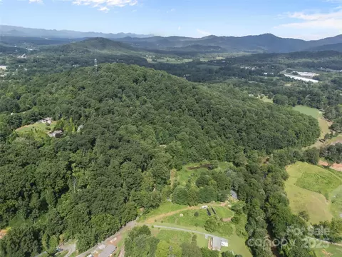 152 Red 17 Rd #17, Swannanoa, NC 28778