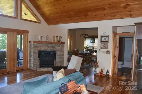 Living - 80 Grandview Loop, Nebo, NC 28761 photo 2 of 4