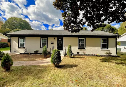 3323 Dunaire Dr, Charlotte, NC 28205