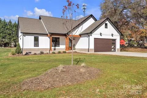 77 2nd Se Ave SE, Taylorsville, NC 28681