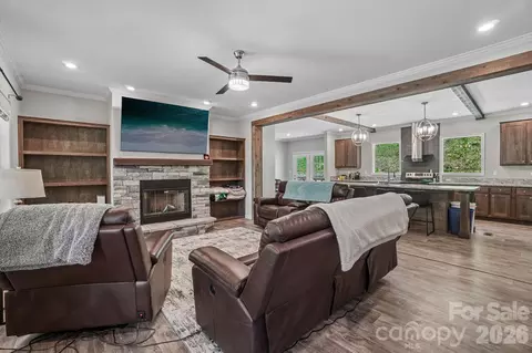Living - 590 Willow Ln, Marshall, NC 28753 photo 2 of 3