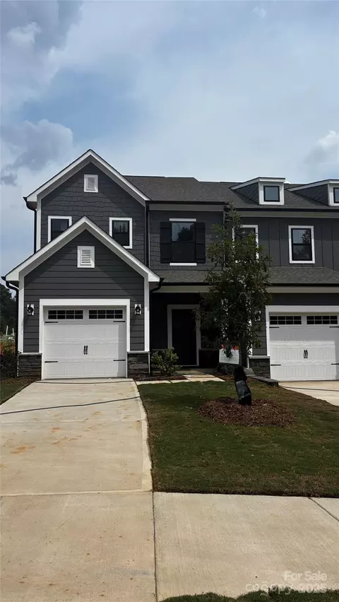 11611 Sapsucker Ln, Charlotte, NC 28215
