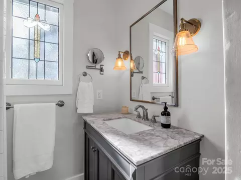 Bath - 96 Thomas St, Brevard, NC 28712 photo 2 of 4