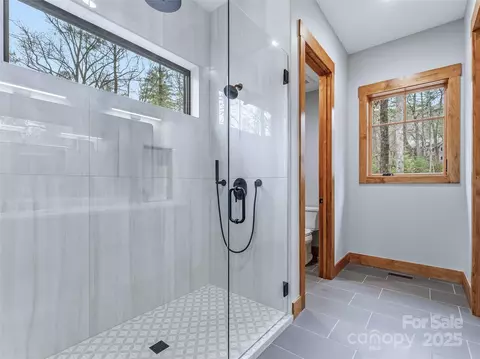 Bath - 215 High Hemlock Trl, Brevard, NC 28712 photo 5 of 11