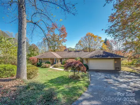 510 E Crooked Creek Ln, Hendersonville, NC 28739