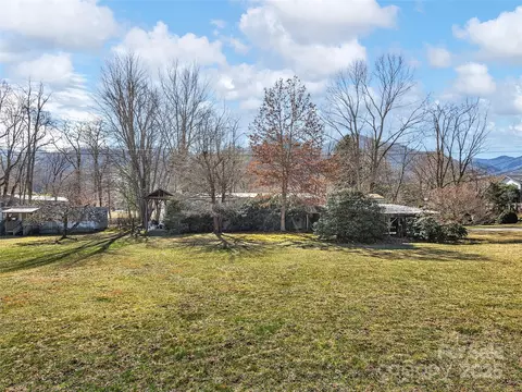 4 Badd Ln, Maggie Valley, NC 28751