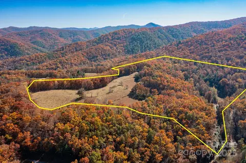 671 Island Hollow Rd, Hot Springs, NC 28743