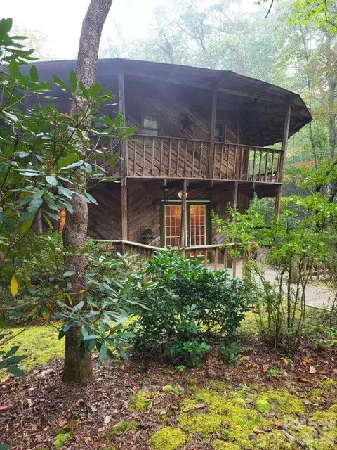 667 Pinewood Knoll Dr, Hendersonville, NC 28739