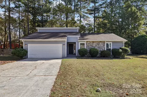 7030 Huntsmaster Dr, Charlotte, NC 28277