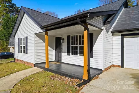 801 Jordans Pond Ln, Charlotte, NC 28214