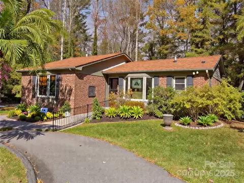 181 Surry Ln, Hendersonville, NC 28791