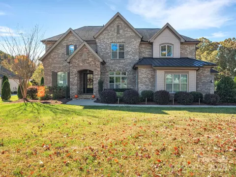 308 Wheatberry Hill Dr, Matthews, NC 28104