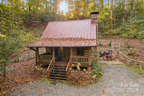 615 Pollys Mountain Rd, Saluda, NC 28773