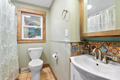 Bath - 456 Rector Corner Rd, Marshall, NC 28753 photo 2 of 2
