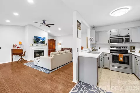 129 Mills Valley Dr, Mooresville, NC 28117