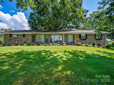 134 Lone Oak Dr, Clyde, NC 28721
