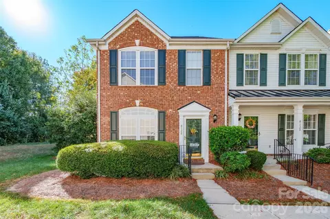 8128 Sapwood Ct, Matthews, NC 28104