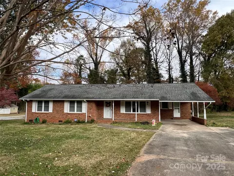 924 Rollingwood Dr, Mount Holly, NC 28120