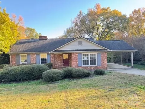 3251 Deerwood Dr, Gastonia, NC 28054