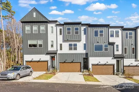 824 Flintside Ln, Charlotte, NC 28217